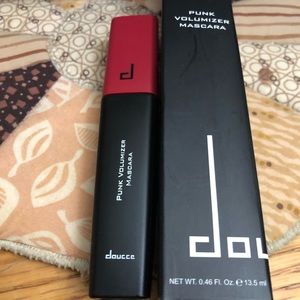 Doucce Punk Volumizer mascara in Black